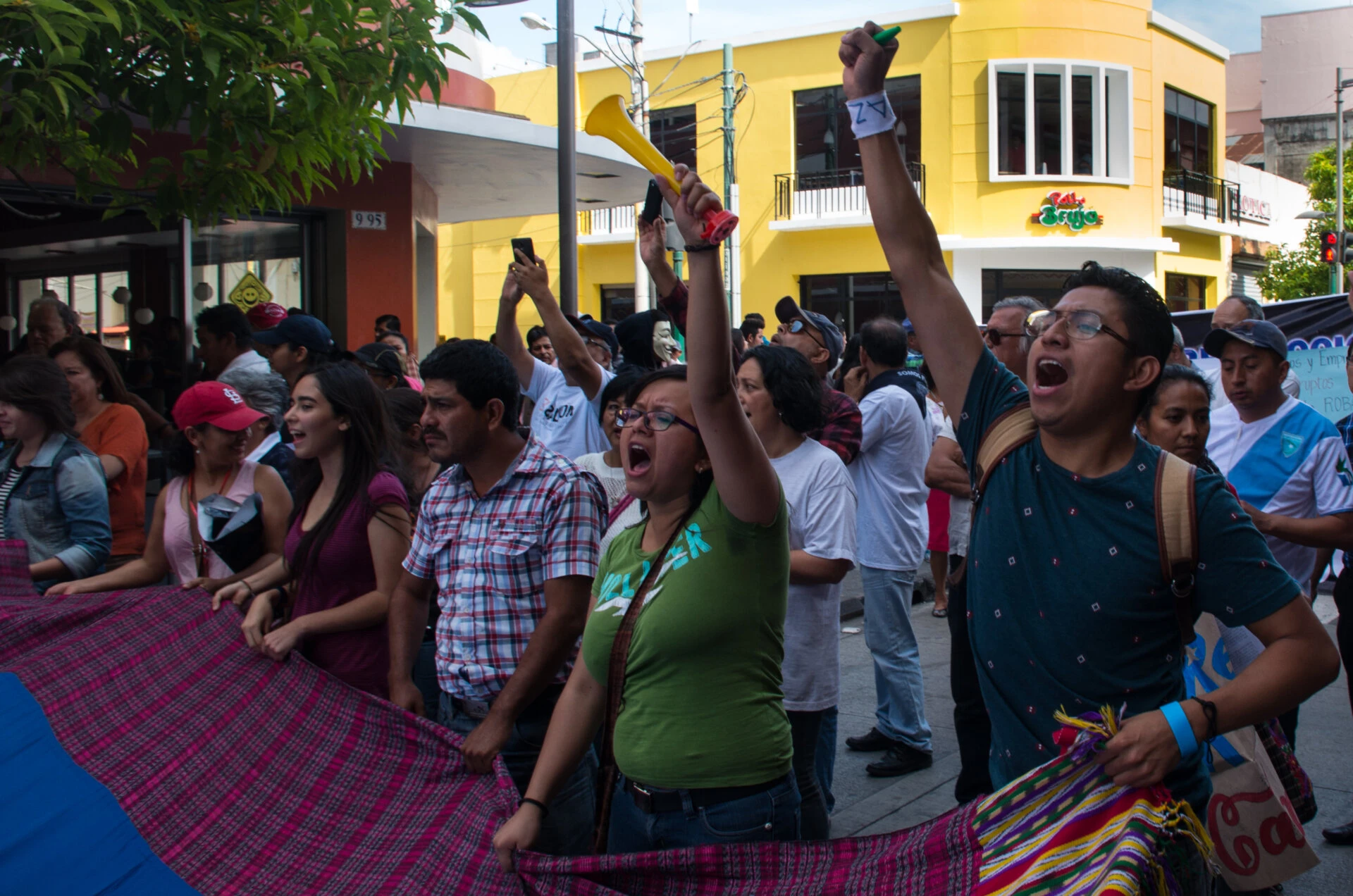 Protestando